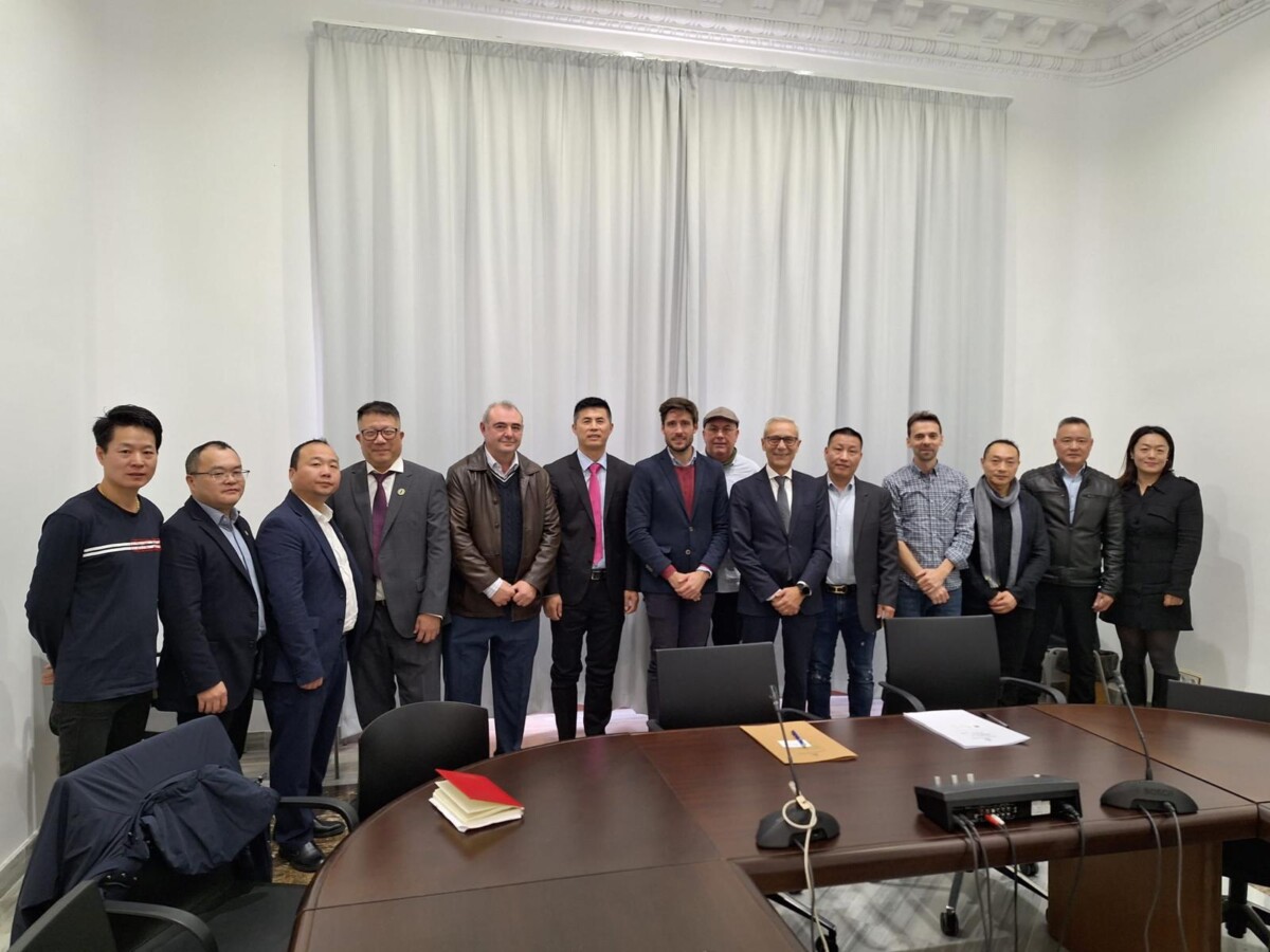 Reunión de Juan Carlos Caballero y Santiago Ballester con el presidente de la Asociación de Empresarios Chinos de València, Zhou Lizhou
